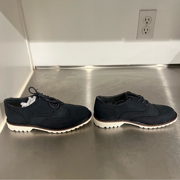 Boys Kenneth Cole Reaction New Navy wing tip dress shoe Brogue Lace size 3 - Picture 2 of 5